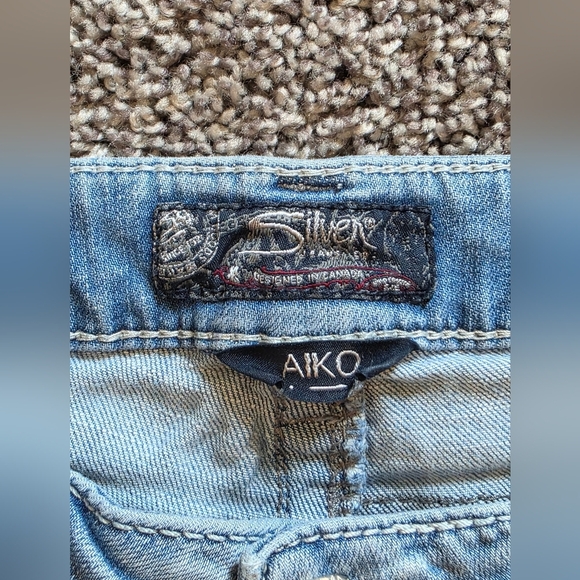 Silver Jeans Co.- Light Wash Aiko Mid Capri- W31/L22 - Picture 5 of 9